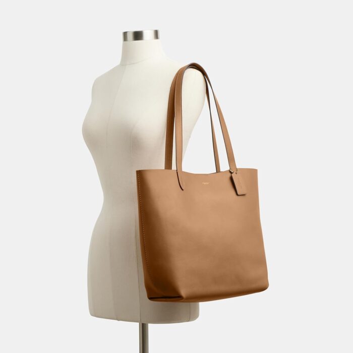 1747618643 coach manhattan tote.jpg