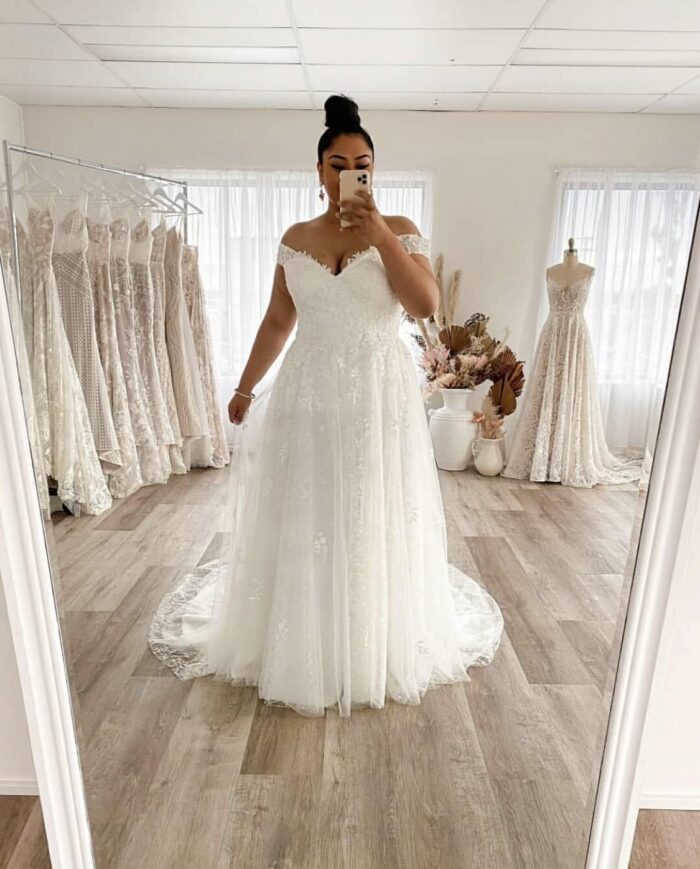 Solodish plus size wedding dresses for bride ball gown lace applique wedding gown.jpg